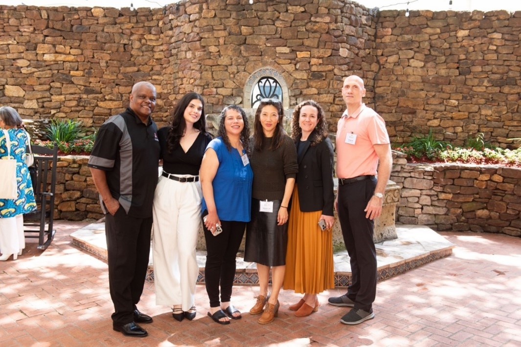 Yale y JLUSA Grupos estes en San Antonio